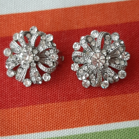 Jewelry - VTG CRYSTAL GLASS CLIP ON EARRINGS